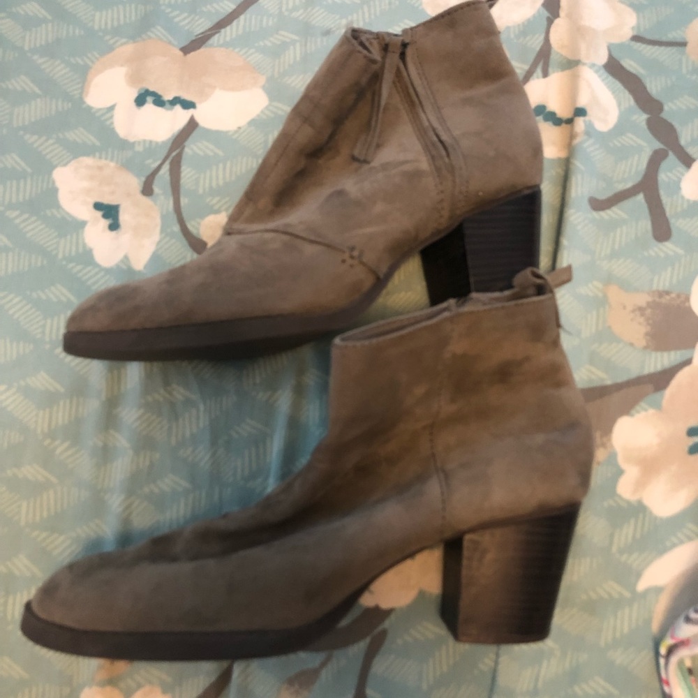 6 FOR $10 Boots size 9
